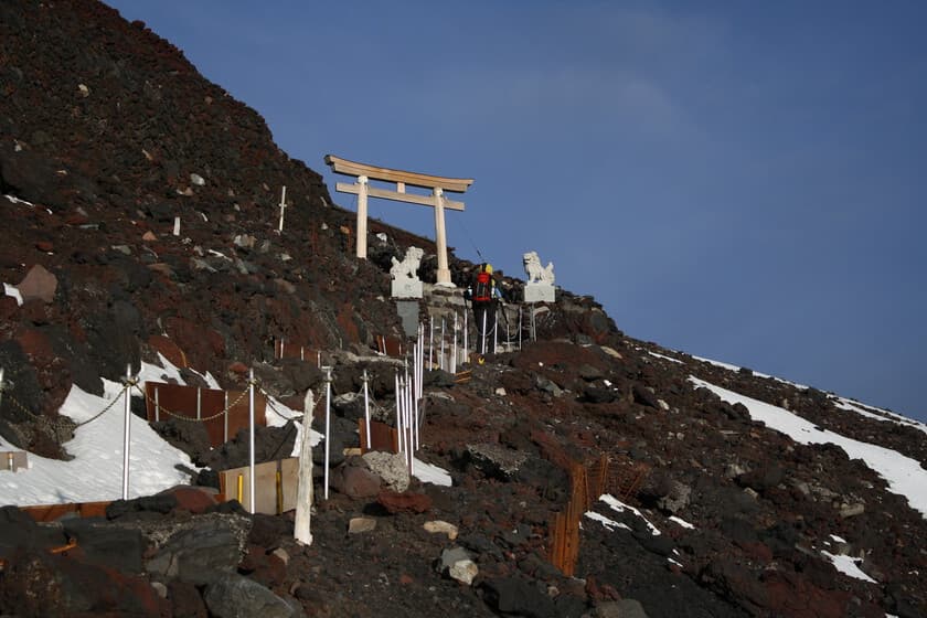 Multitud de turistas en la cima del Monte Fuji al amanecer