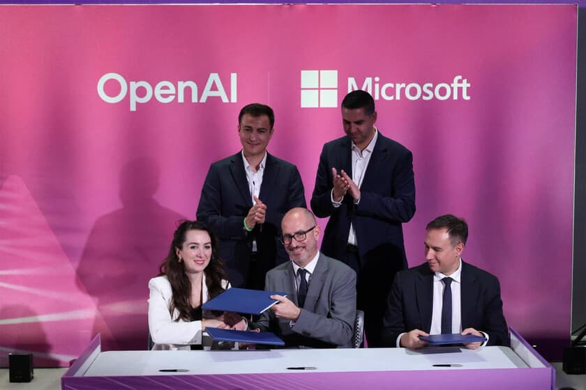 Persona frente a una computadora con la interfaz de ChatGPT abierta, junto a un diploma simbólico de un curso de IA