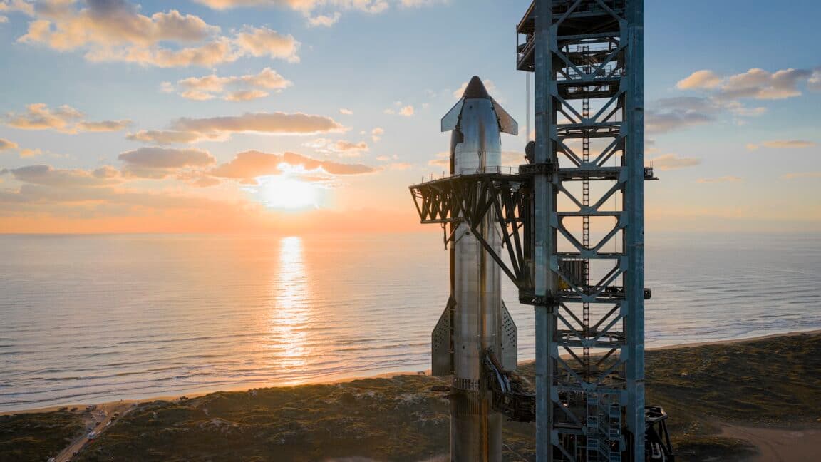 Documentos financieros apilados con el logo de SpaceX al fondo