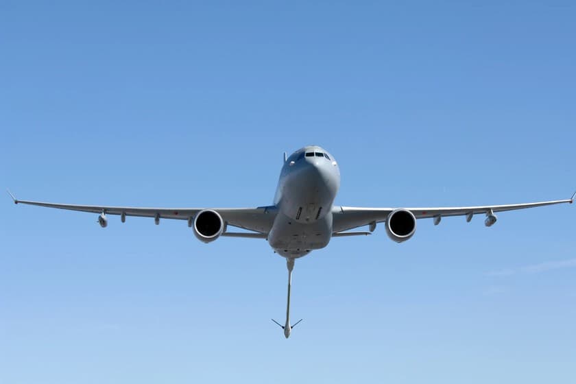 Avión cisterna Airbus A330 MRTT repostando en vuelo