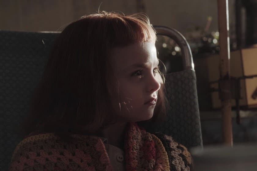 Captura de la serie 'Ansiedad' de Netflix mostrando a un personaje frente a una pantalla con expresión de estrés