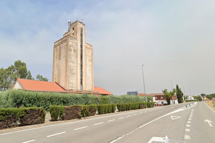 Silo agrícola abandonado en paisaje extremeño, reconvertido en sistema de almacenamiento de energía por gravedad.