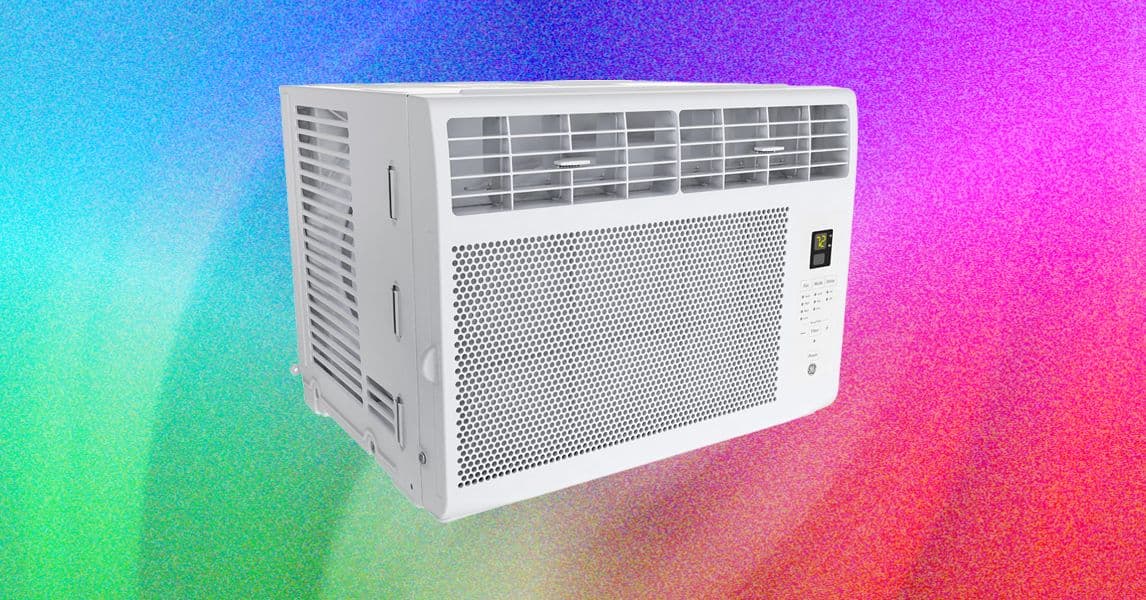 Tres aires acondicionados de ventana (Midea, Zafro, GE) alineados sobre fondo blanco con etiquetas de eficiencia energét