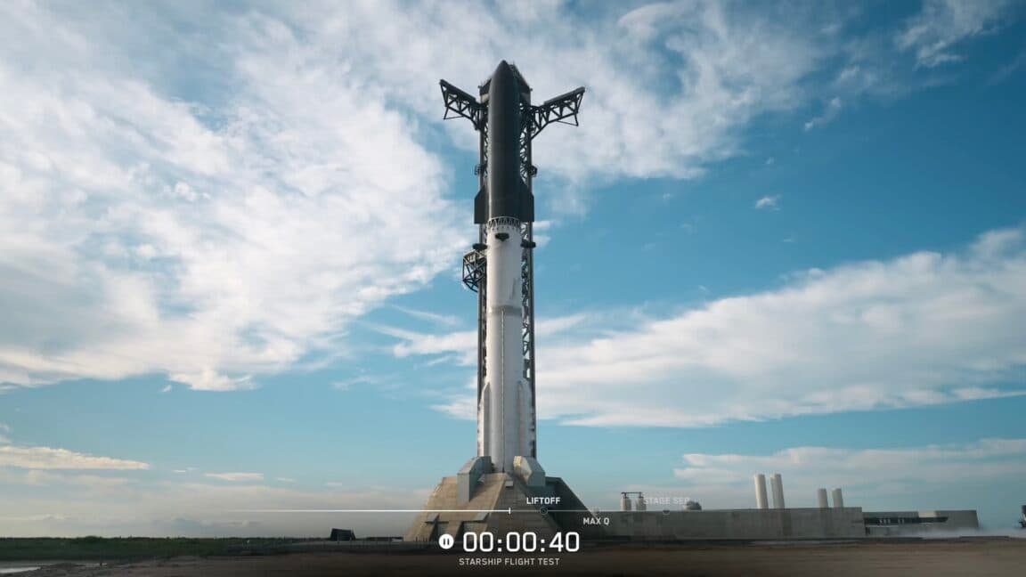 Cohete Starship V3 en la plataforma de lanzamiento con sistemas de tierra visibles