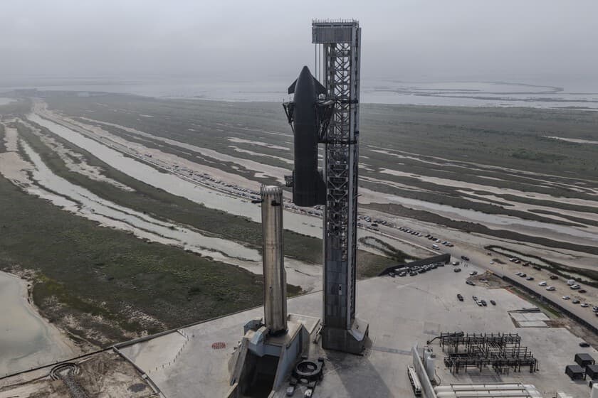 Starship V3 en la plataforma de lanzamiento con el cielo oscuro de fondo