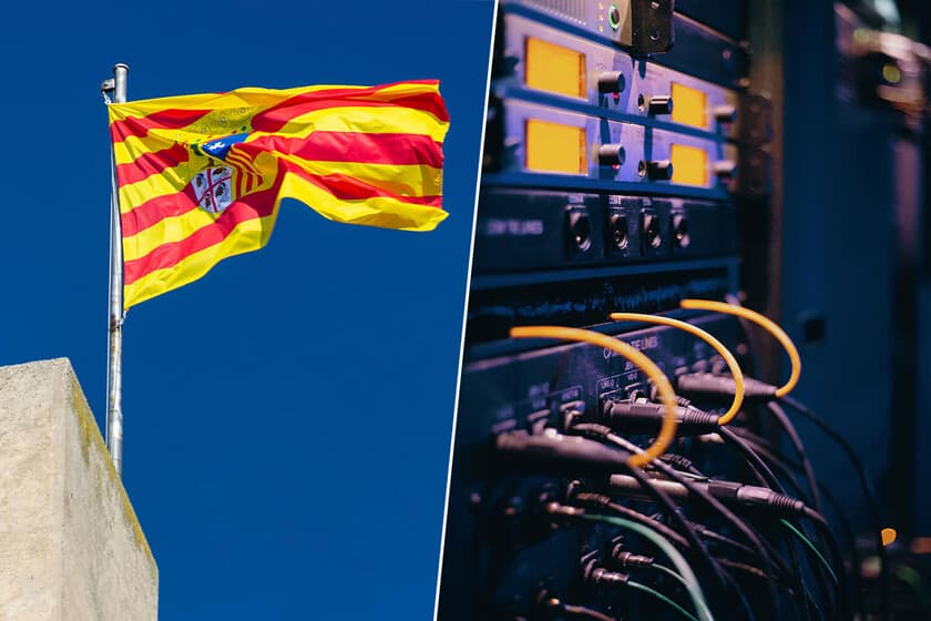 Fotografía de un centro de datos con servidores y luces LED azules, ambiente frío y técnico