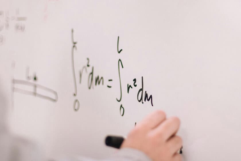 Representación abstracta de nudos matemáticos y redes neuronales