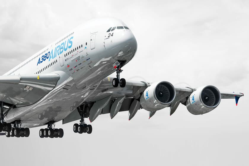 Fotografía de un Airbus A380 en un hangar con piezas desmontadas apiladas