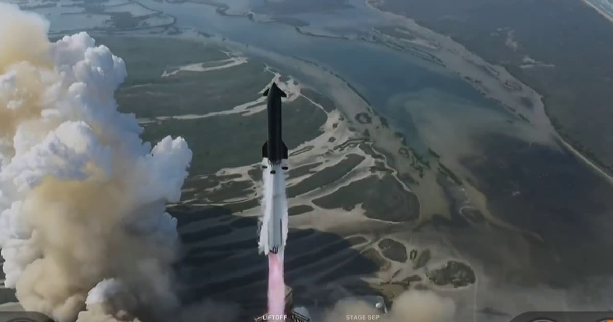 Starship v3 despegando desde Boca Chica, Texas, con cielo nublado de fondo
