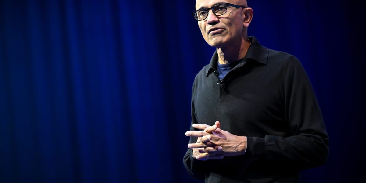 Gráfico comparativo de costos entre IA y humanos en Microsoft