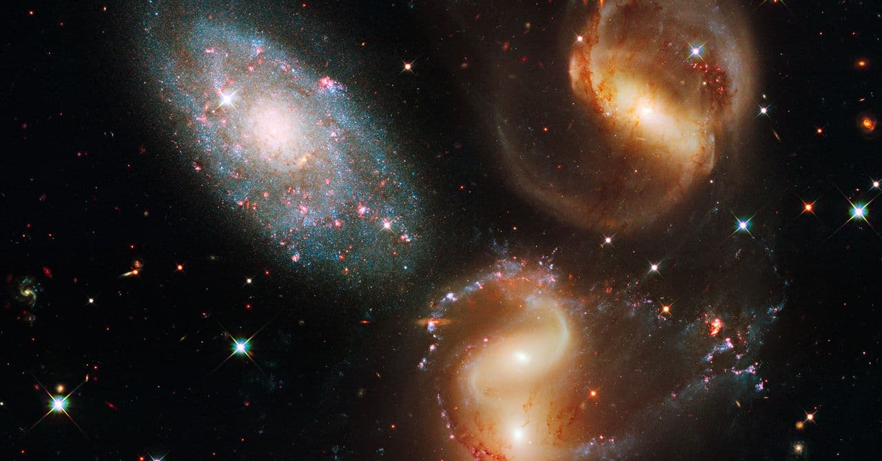 Ilustración de un vacío cósmico con galaxias dispersas y filamentos de materia oscura