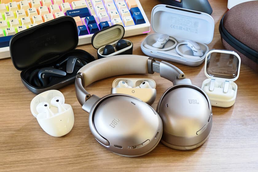 Tres auriculares diferentes sobre una mesa: unos in-ear, unos over-ear y unos deportivos, simbolizando la fragmentación