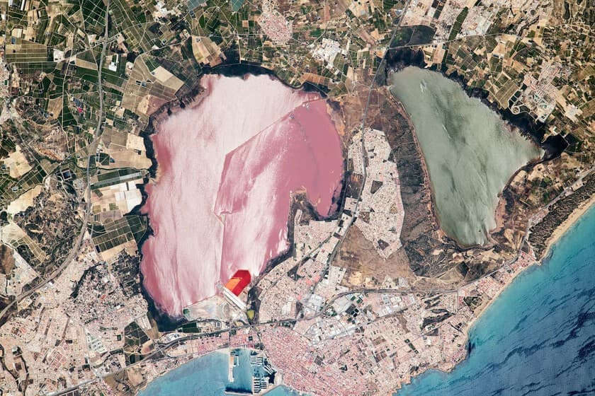 Vista aérea de la laguna rosa de Torrevieja con tonalidades rosadas y blancas