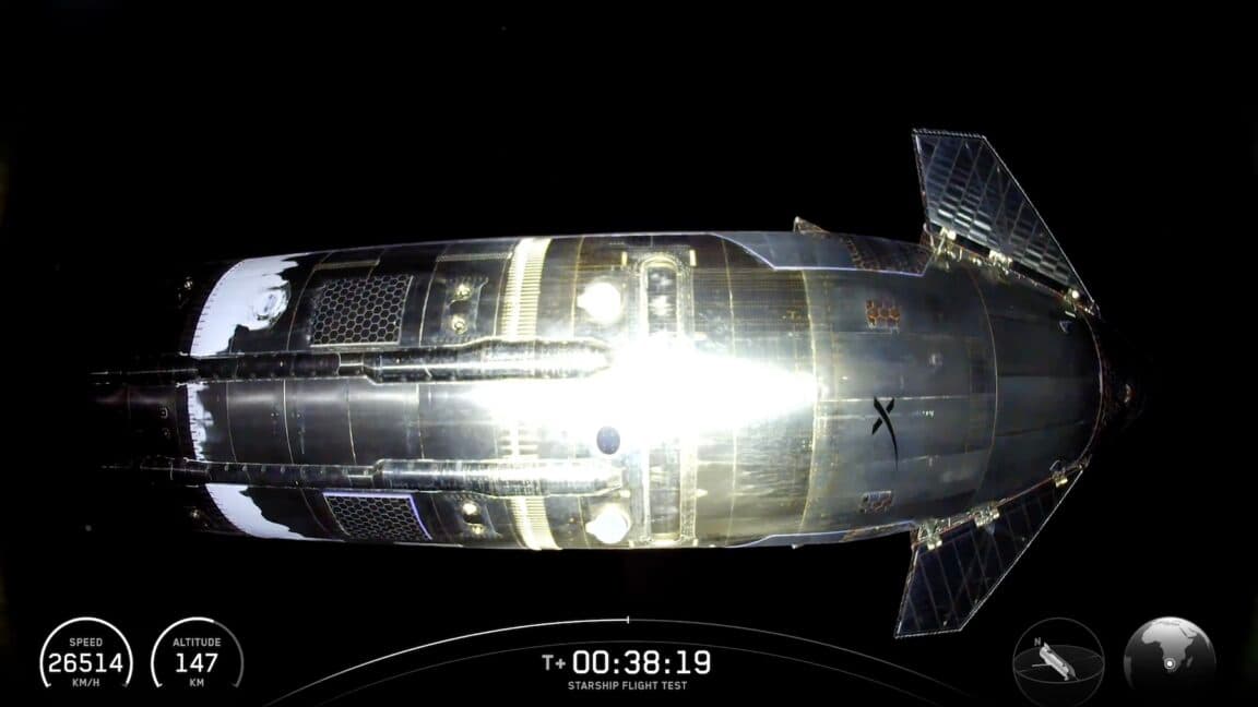 Starship V3 despegando con fondo de cielo azul y nubes de vapor