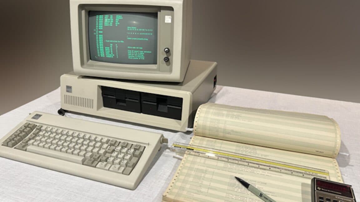 Captura de pantalla del código fuente de 86-DOS 0.1 mostrando líneas de ensamblador y comentarios de Tim Paterson