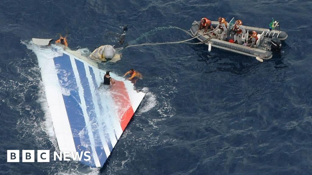 Restos del vuelo AF447 en el Atlántico, con un avión de Airbus de fondo