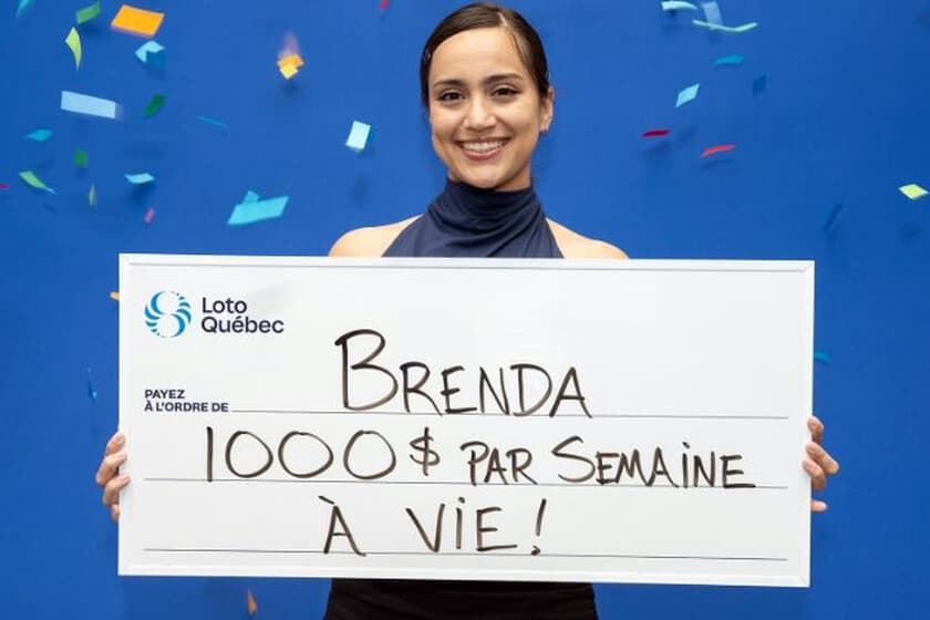 Mujer sonriente sosteniendo un billete de lotería con fondo de calendario y monedas