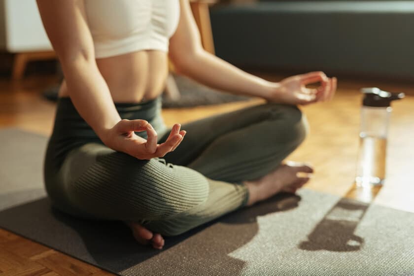 Persona meditando con un cerebro iluminado en la cabeza