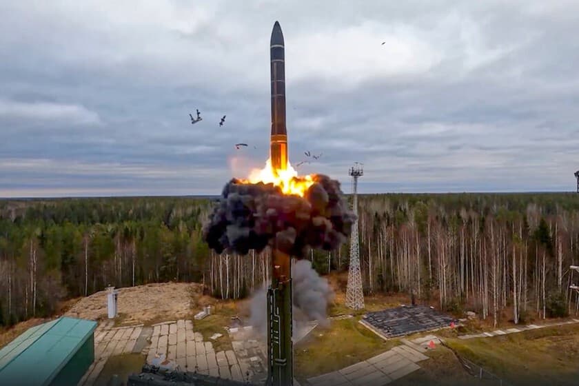 Cielo nocturno de Kiev iluminado por explosiones de defensa aérea durante el ataque balístico ruso