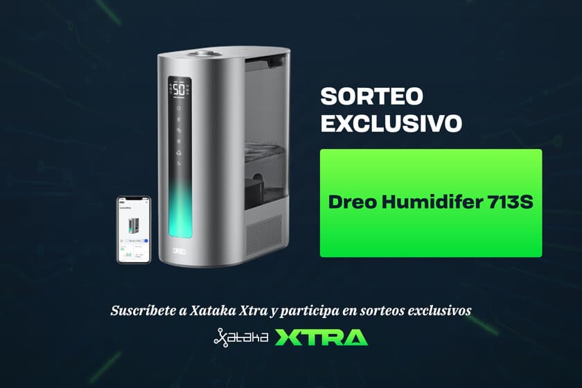 Fotografía del humidificador Dreo 713S sobre una mesa de madera, con luz natural y plantas de fondo.