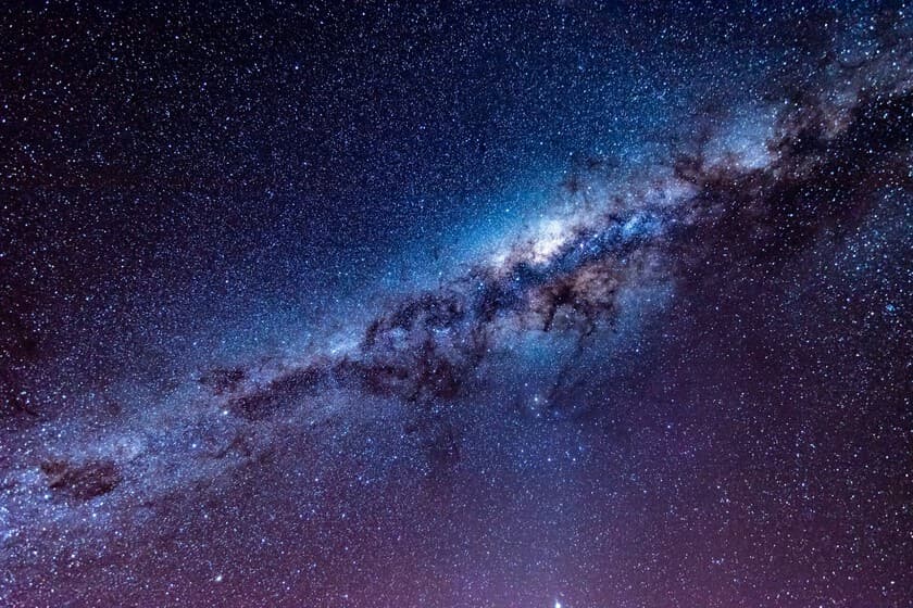 Ilustración de un telescopio apuntando al cielo estrellado con una línea temporal de 1500 años