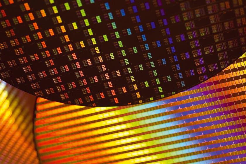 Micrografía de un chip de 5 nm de Huawei con capas apiladas
