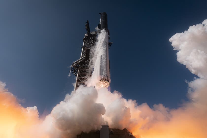 Starship de SpaceX durante un lanzamiento de prueba, con la Tierra de fondo