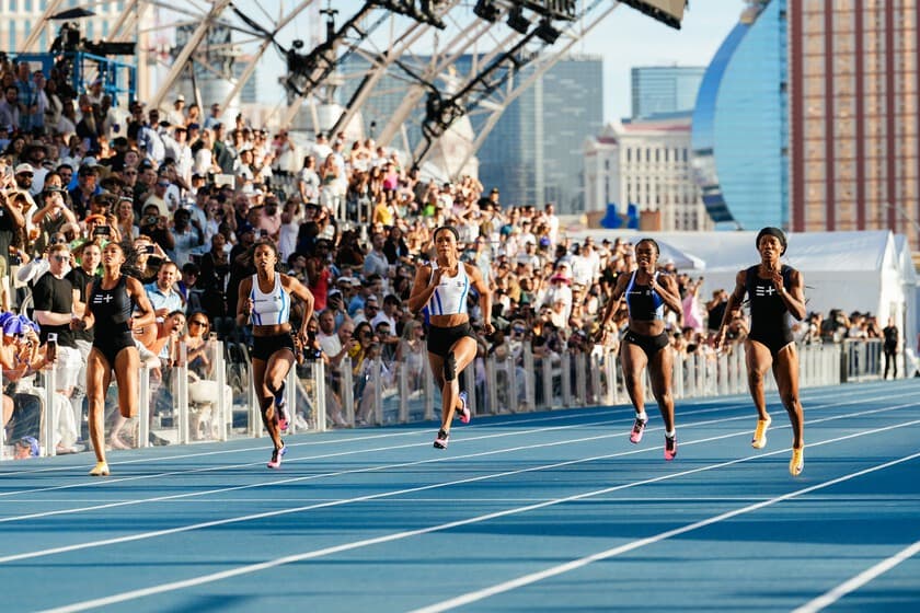 Atleta lesionado en el suelo de una pista, con jeringas y frascos de medicamentos alrededor