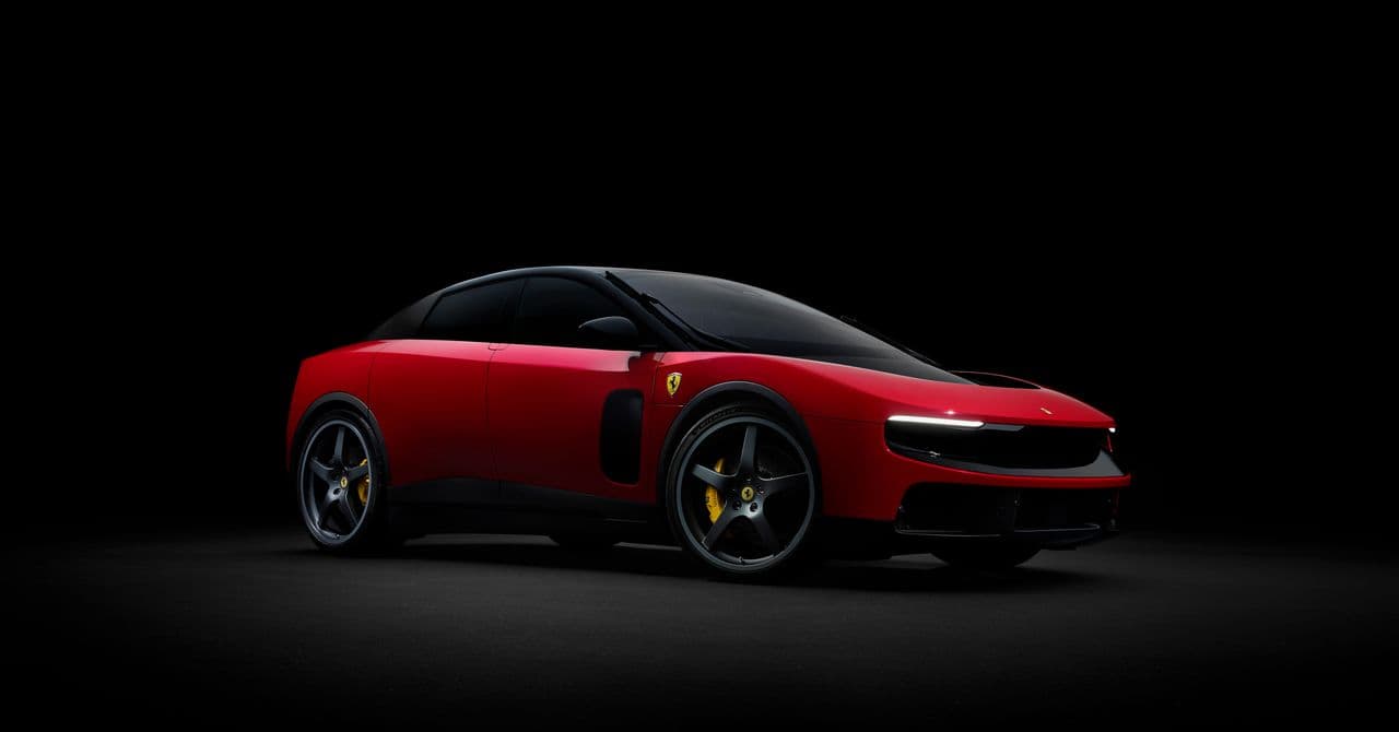 Ferrari Luce eléctrico en azul metalizado, perfil deportivo sobre carretera de montaña