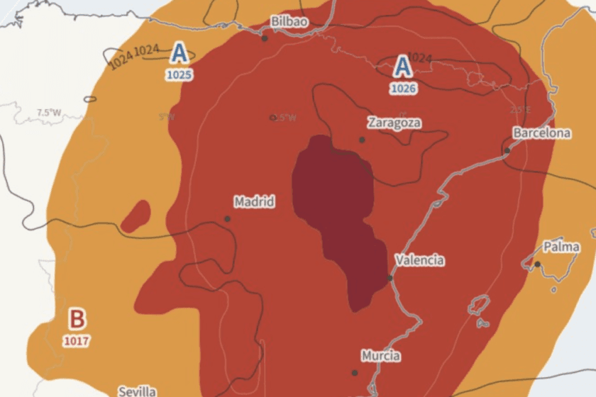 Termómetro marcando 40 grados en una calle de ciudad española con cielo despejado
