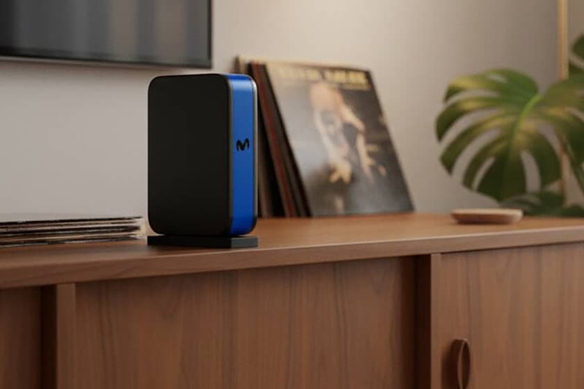 Router WiFi 7 de Movistar sobre una mesa minimalista, con luz natural y fondo despejado