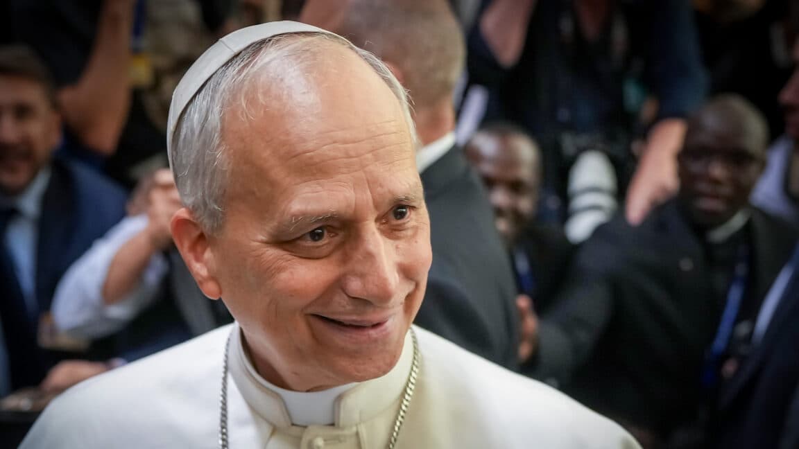 Ilustración del Papa Leo con un sombrero de mago, fondo de datos digitales