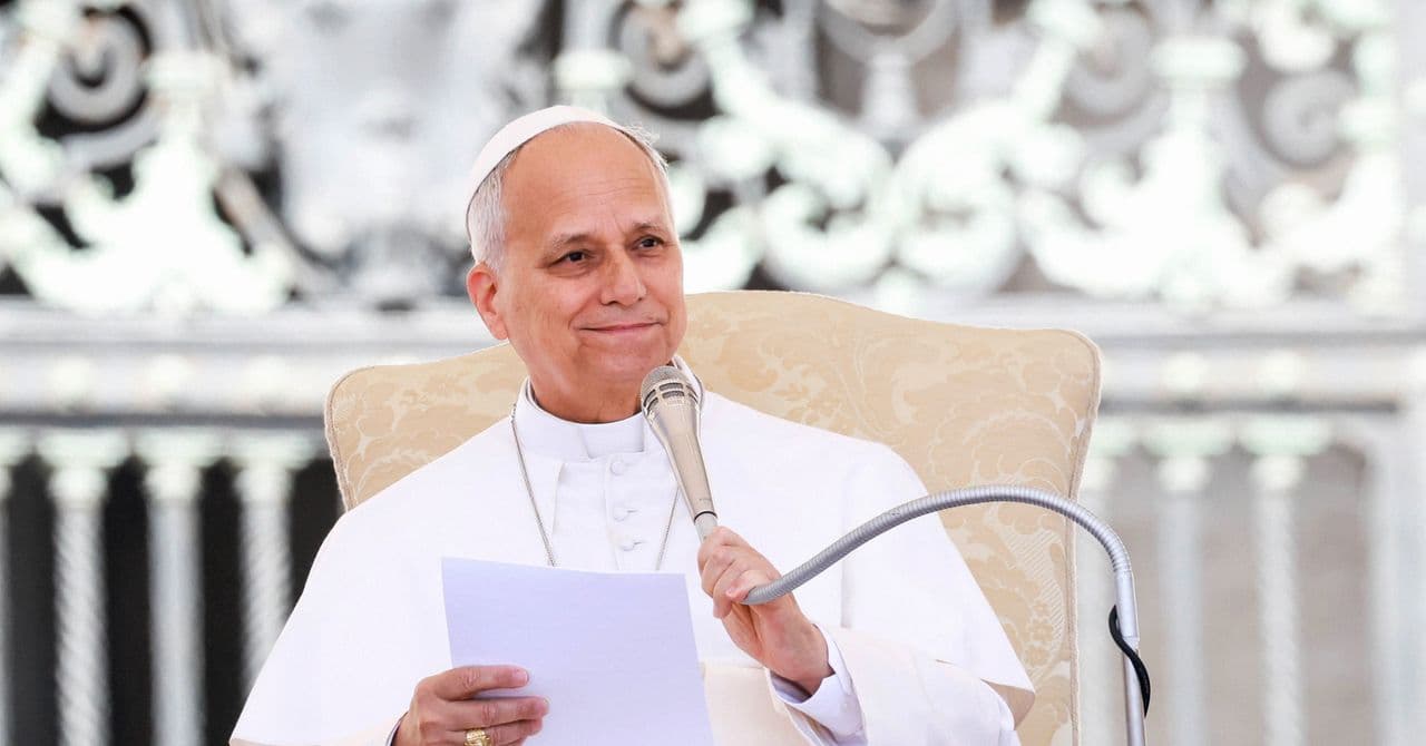 El Papa Francisco sonriente sosteniendo un libro de Tolkien, con un smartphone en segundo plano borroso