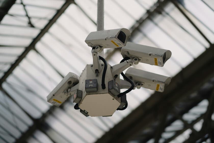 Cámara de vigilancia en una calle concurrida de una ciudad europea