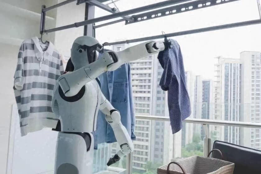 Robot humanoide en una cocina doméstica desordenada, con platos y utensilios sobre la encimera