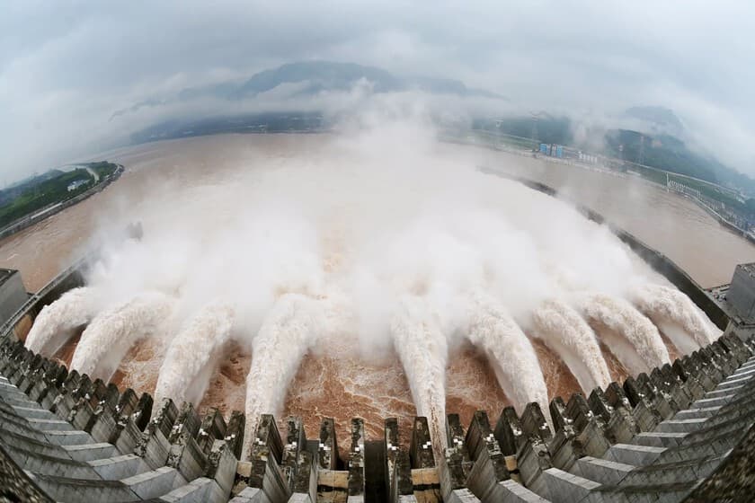 Vista aérea de la presa de las Tres Gargantas en China con agua turquesa y montañas verdes