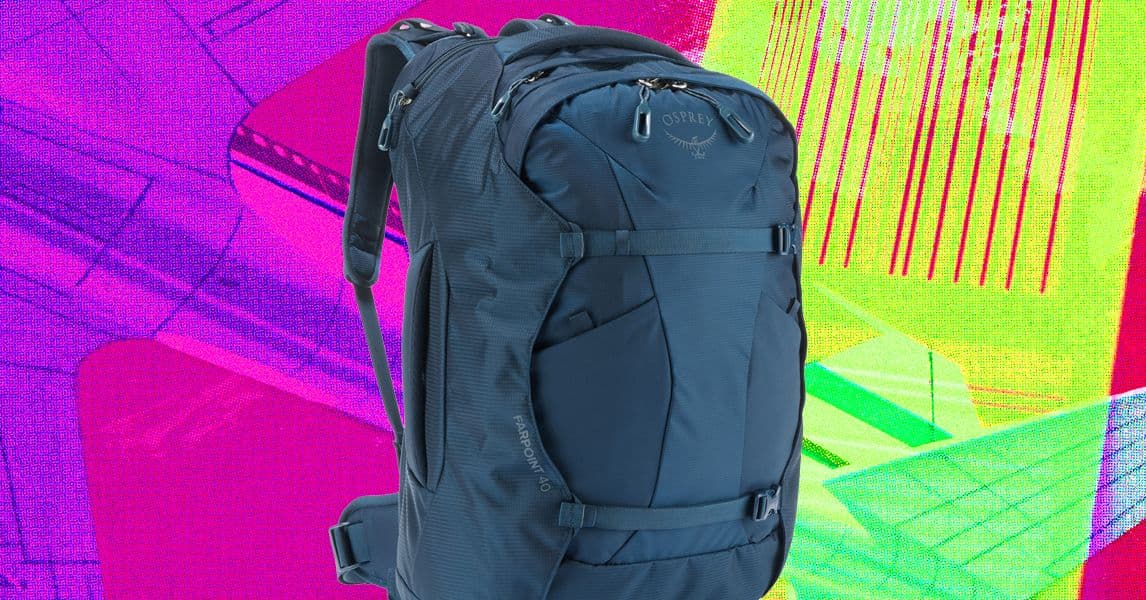 Mochila Osprey Farpoint 40 apoyada en una pared de piedra, con el logo visible y correas desgastadas