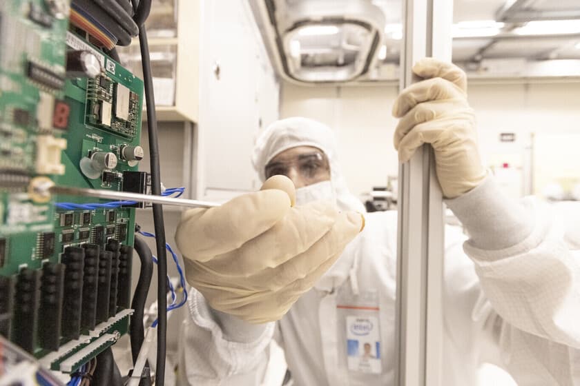 Gráfico de barras que muestra el crecimiento de ingresos de fabricantes de chips estadounidenses en China, con banderas