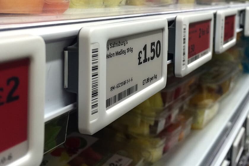 Estantería de supermercado con etiquetas de precio digitales mostrando diferentes precios