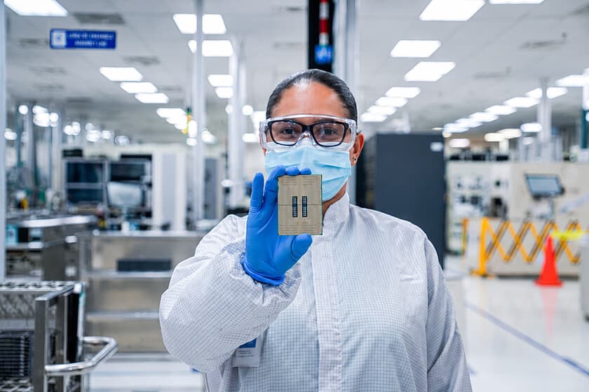 Microprocesador Intel con fondo de circuitos y un reloj de arena casi vacío