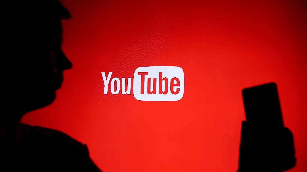 Captura de pantalla conceptual de un video de YouTube con una etiqueta "Contenido generado por IA" superpuesta en la esq