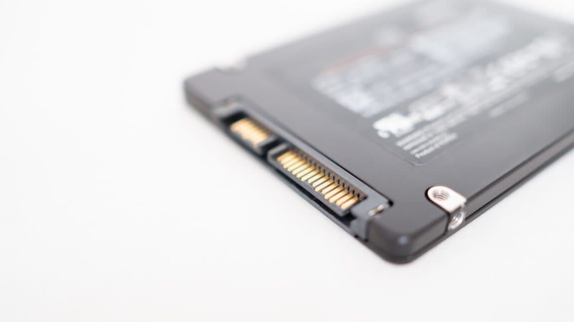 Ilustración de un SSD con líneas de datos que forman una huella digital