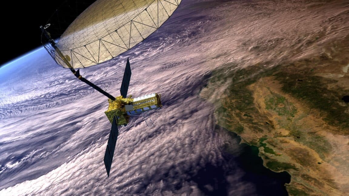 Ilustración de un satélite de la NASA orbitando la Tierra con señales de GPS interferidas en la región de Irán