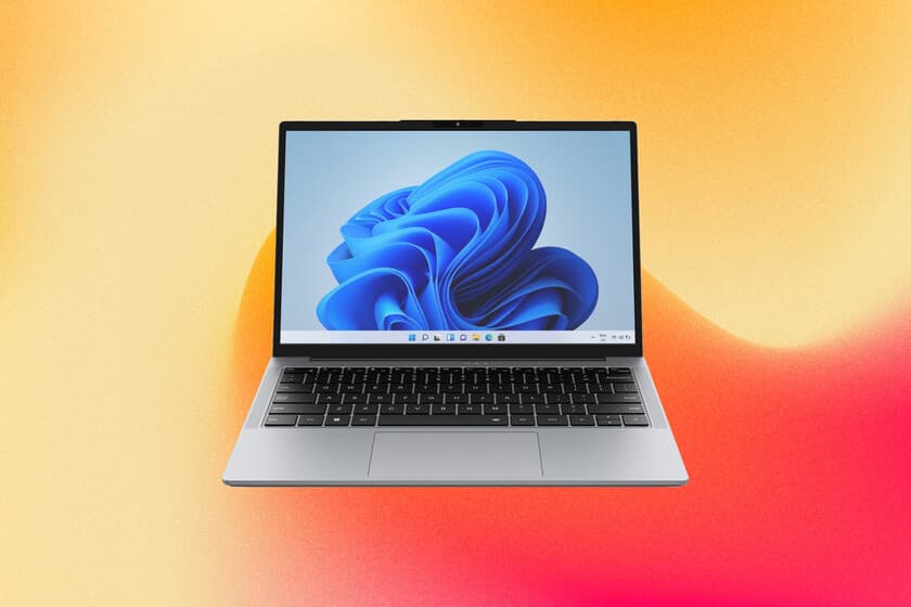 Chuwi Unibook abierto sobre una mesa, junto a un MacBook Air para comparar tamaño y diseño.