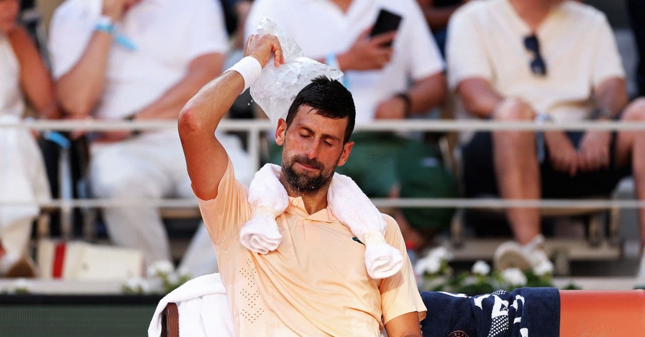 Tenista en Roland Garros secándose el sudor con una toalla bajo el sol abrasador