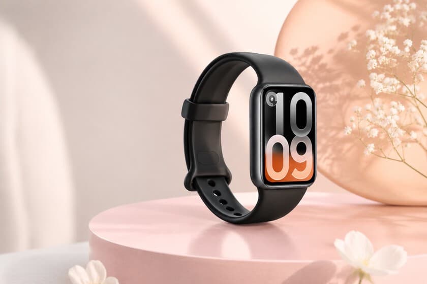 Xiaomi Smart Band 10 Pro en la muñeca, mostrando notificaciones de un Android y un iPhone en la misma pantalla