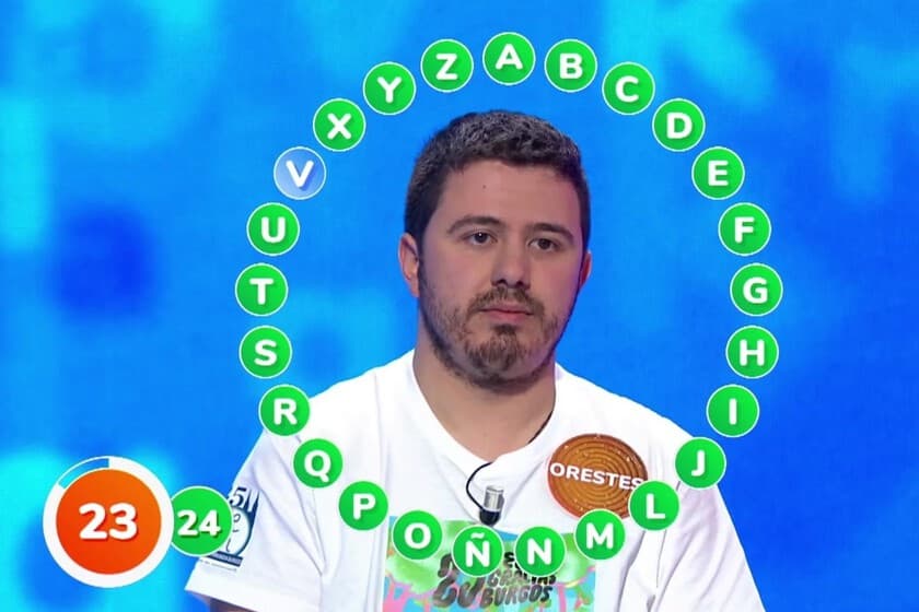Presentador de Pasapalabra con el rosco de fondo y logos de Telecinco y Antena 3 enfrentados