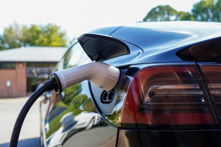 Coche eléctrico conectado a un cargador ultrarrápido de 1 MW en una autopista europea