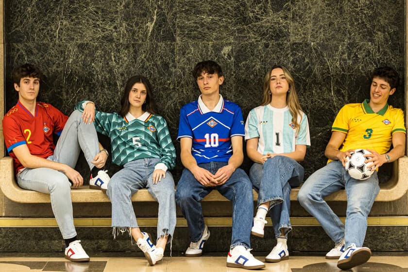 Camisetas de fútbol retro con el logo del Metro de Madrid colgadas en una tienda de la estación