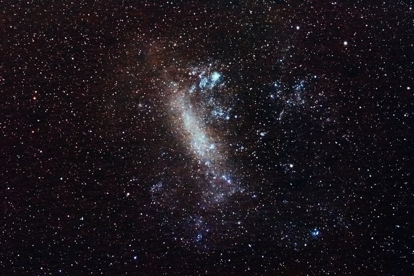 Ilustración de un destello de rayos X en el espacio profundo, con fondo de galaxias